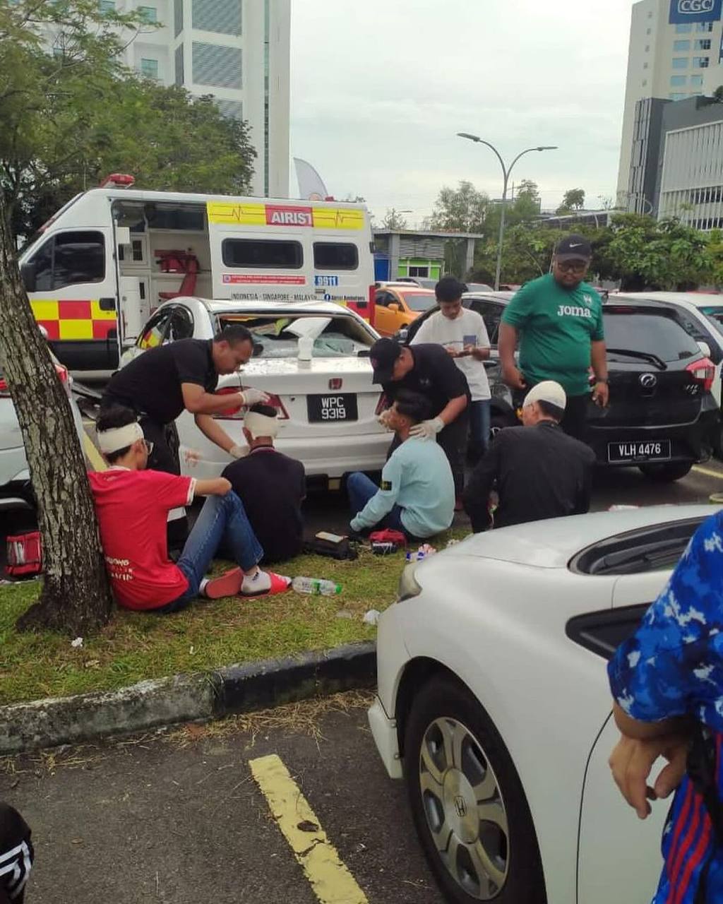 Penyokong Selangor, Perak bergaduh, sebuah kereta turut rosak