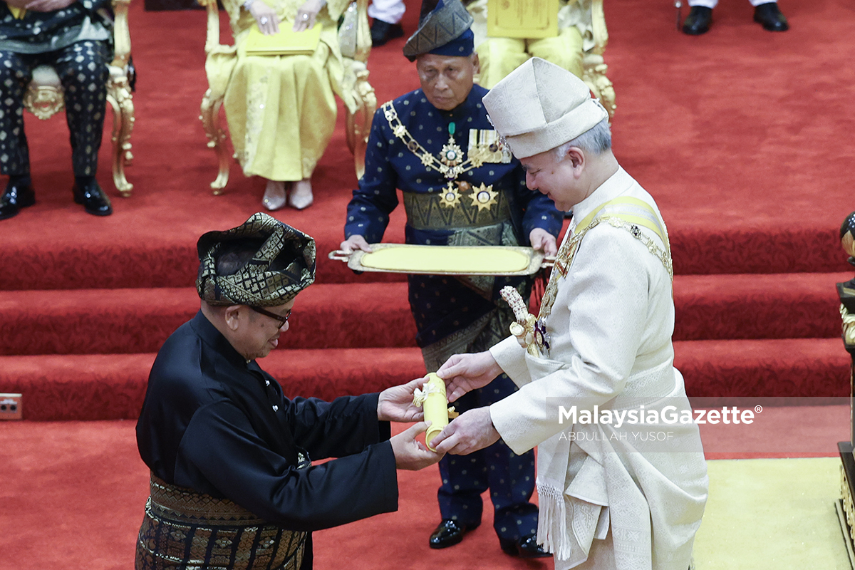 Datuk Lat zahir penghargaan terima Watikah Gelaran Seniman Diraja