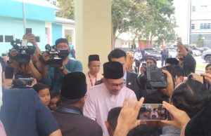 Anwar solat Jumaat di Musolla Asy Syafi Hospital Sultan Idris Shah