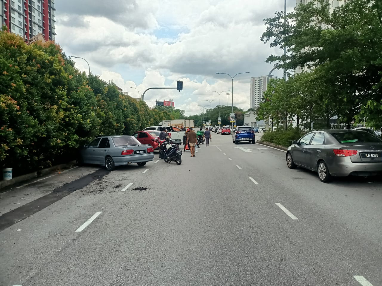 Bayi masih bertali pusat dibuang di tepi jalan