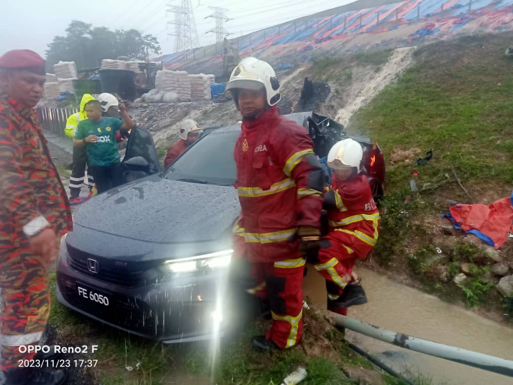 Suami isteri cedera dalam kemalangan masa hujan lebat