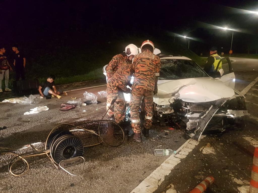 Seorang cedera di kaki manakala dua lagi tercampak dalam kemalangan membabitkan kenderaan BMW di kawasan Tol Kajang Lebuhraya Utara Selatan awal pagi tadi.