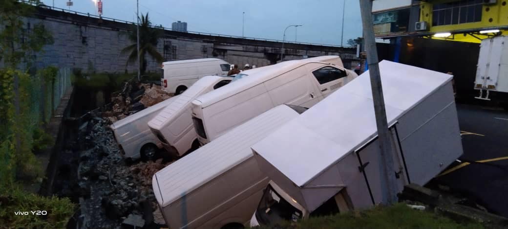 Enam van, lori terjejas akibat tanah mendap