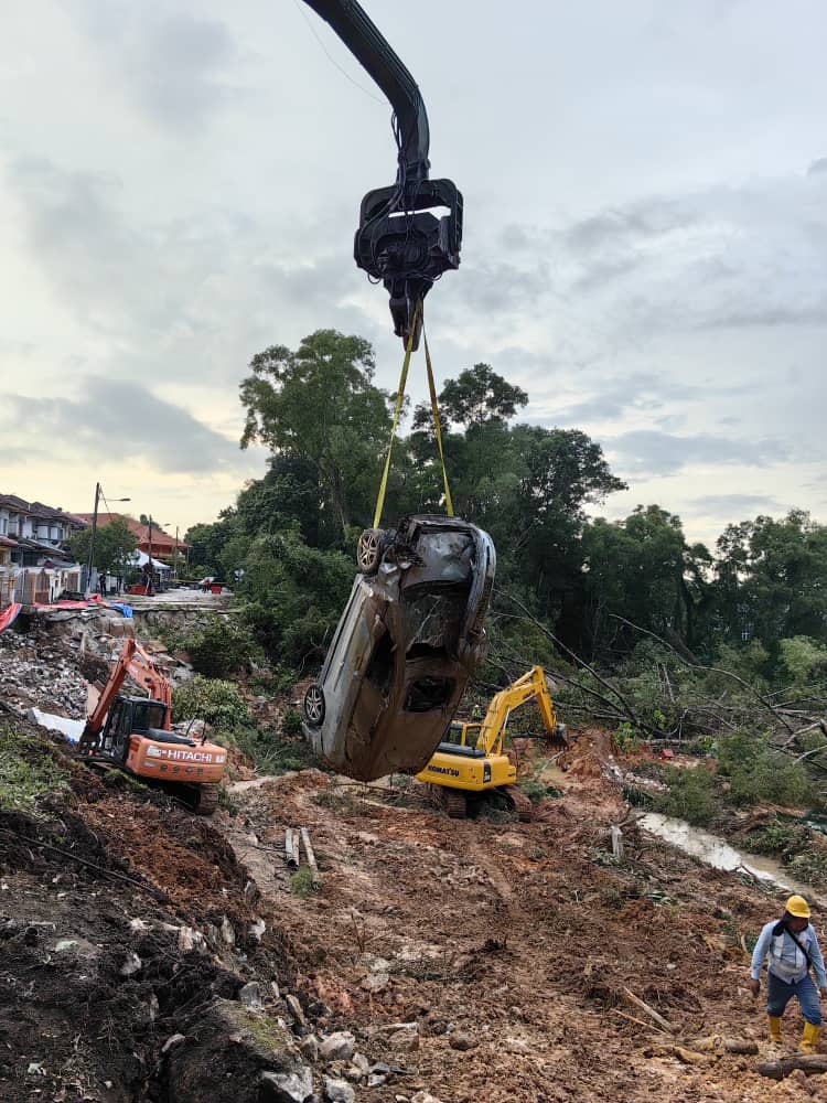 Tanah runtuh Puchong: Semua kereta tertimbus sudah dikeluarkan