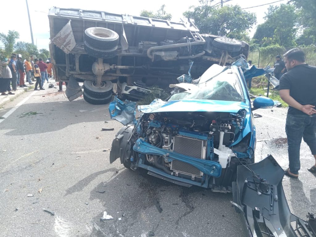 Dua Maut, Tiga Cedera Lori Tanah Rempuh Tiga Kenderaan Di Pokok Sena