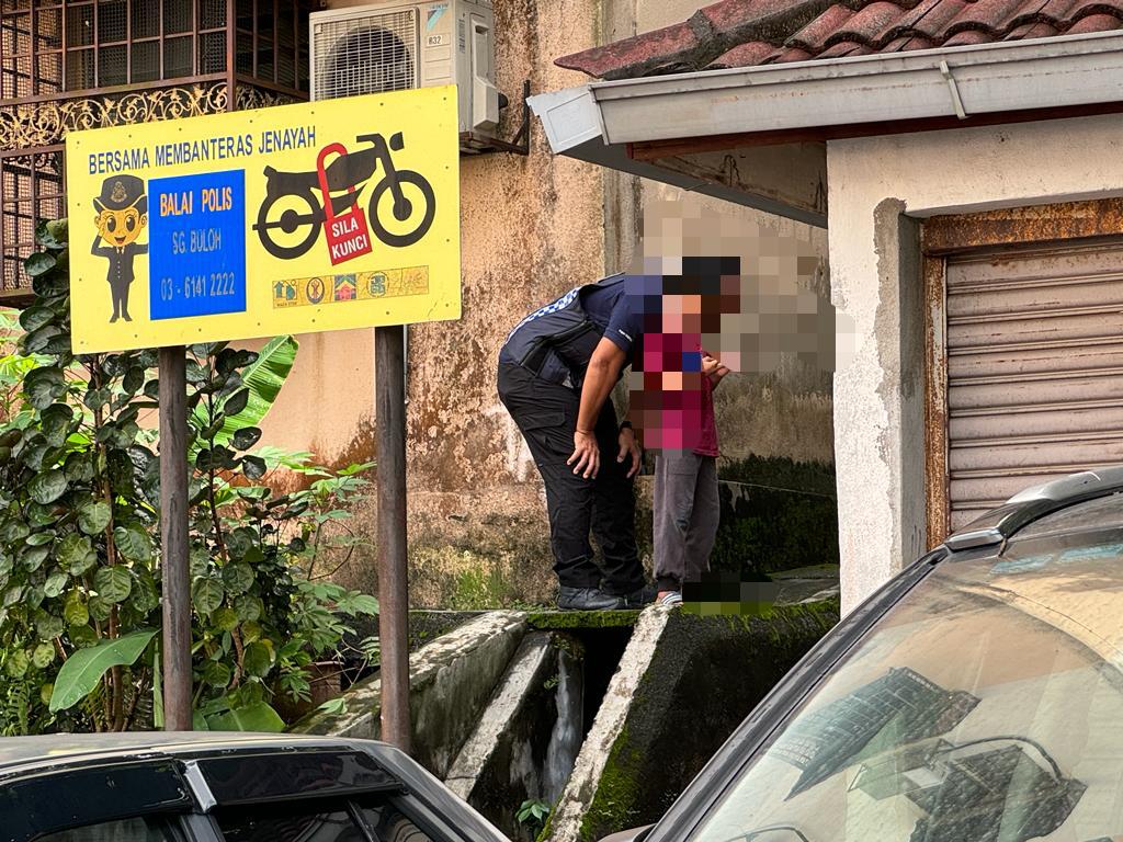 Anggota forensik PDRM membuat lakonan semula bersama saksi kanak kanak kes pembunuhan Zayn di lokasi kejadian berhampiran Blok R Apartmen Idaman Damansara Damai sejak 11 pagi tadi.