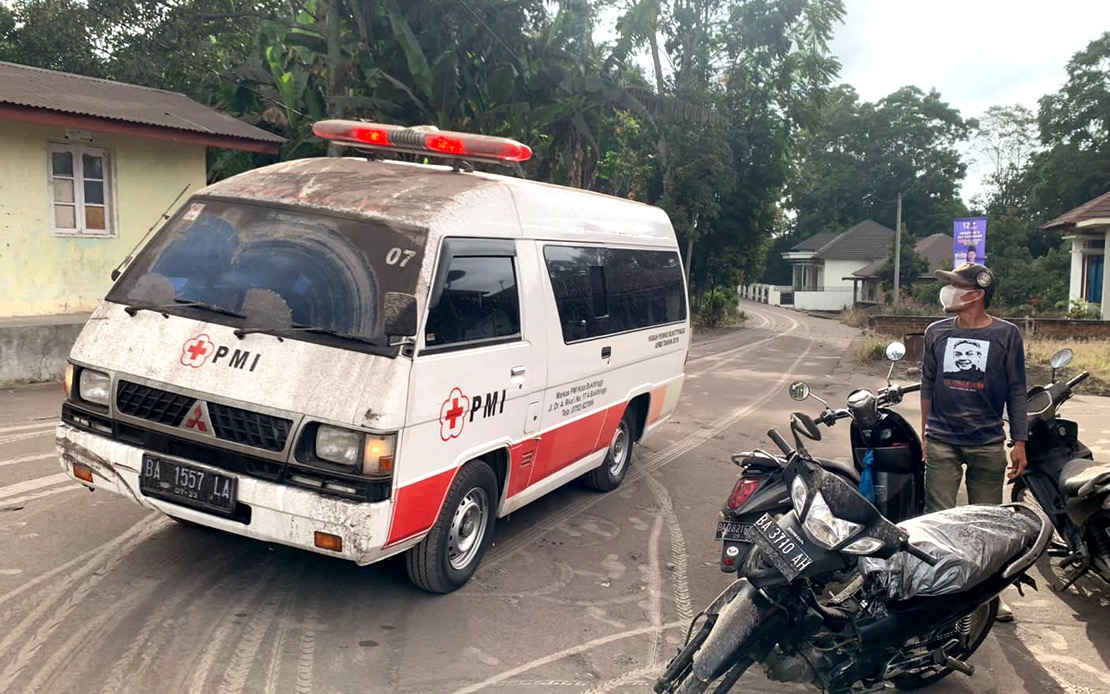 Gunung Marapi di Sumatera Barat meletus, muntahkan abu sejauh 3 kilometer