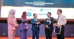 Mohamad Fikri (tengah) dan Veronica beramah mesra dengan wakil-wakil hospital pada MoU antara YEG Academy dan Mahsa University.