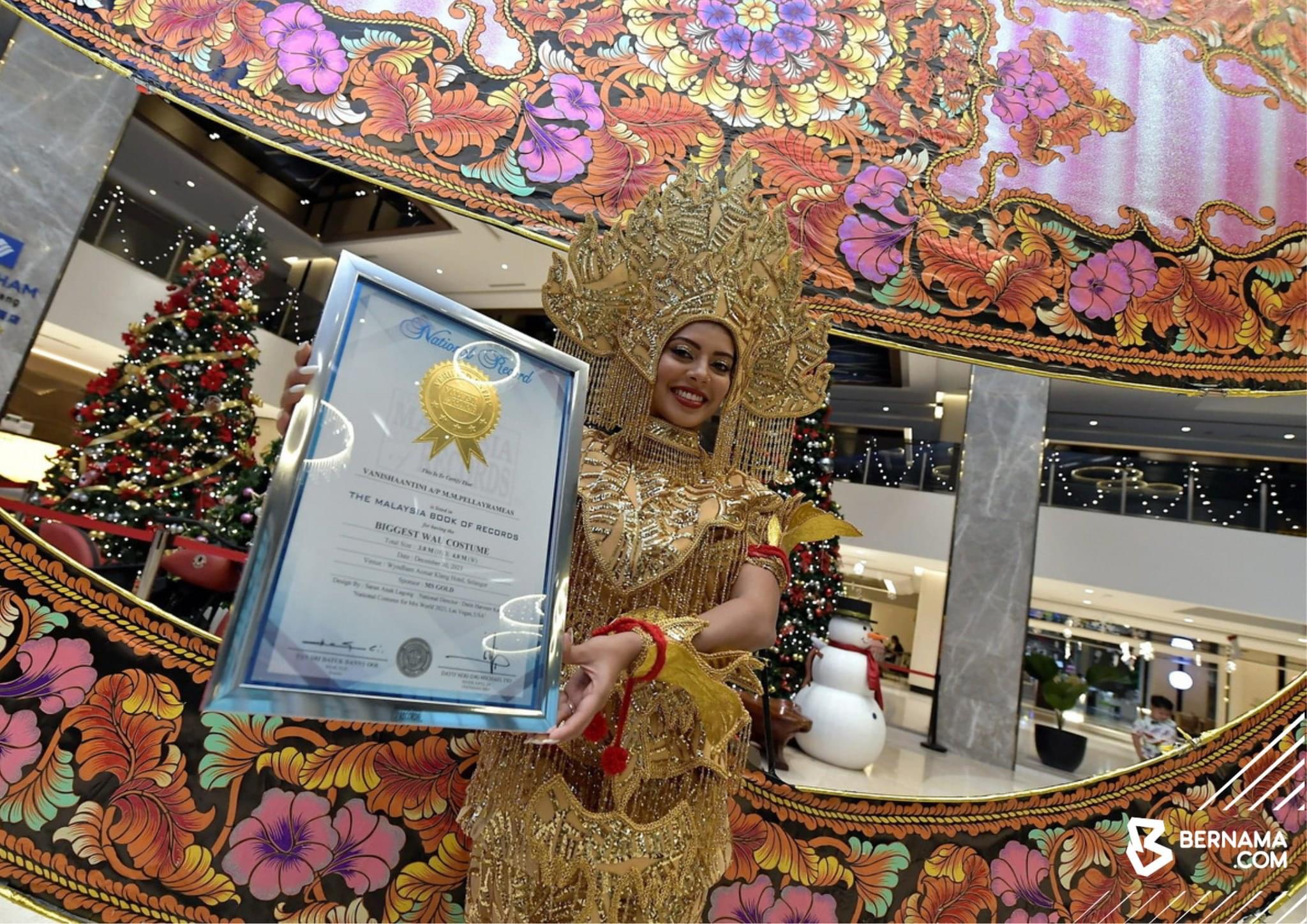 MS Gold taja Mrs Malaysia 2023 peraga kostum wau terbesar di Las Vegas