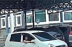 Lelaki toreh kereta di Econsave Bera dicekup polis