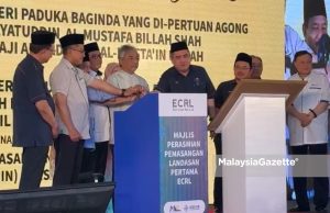 Agong rasmi pemasangan landasan ECRL pertama di Gebeng