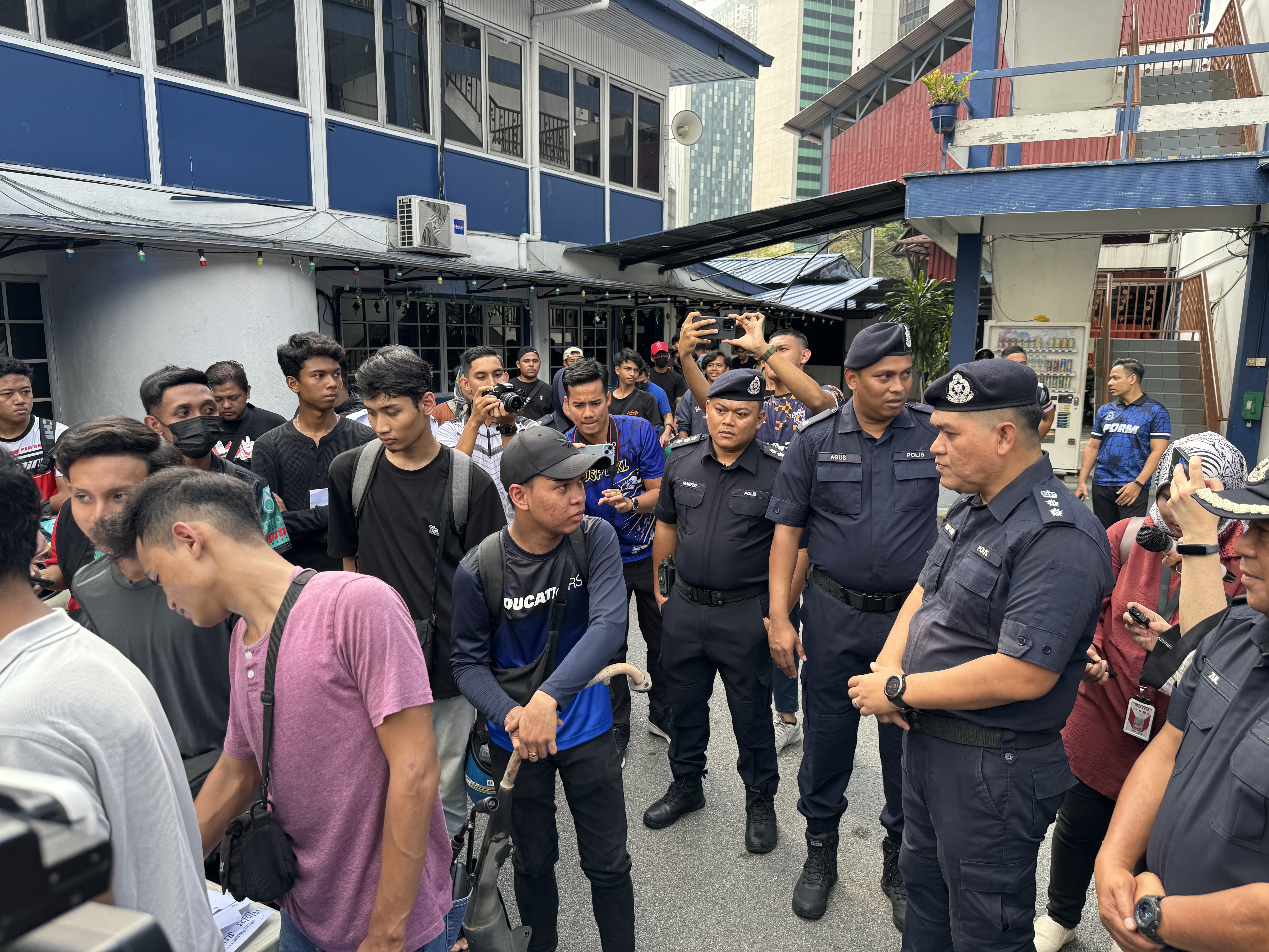 Sarifudin bercakap kepada salah seorang pemilik motosikal berusia 19 tahun yang hadir mengambil motosikal yang disita di Balai Polis Trafik Di Jalan Tun H.S.Lee pagi ini.