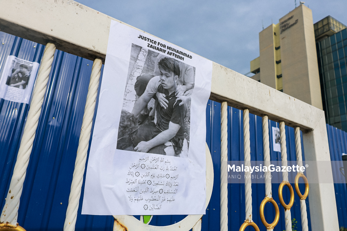 Poster Justice for Muhammad Zaharif Affendi ditampal sekitar mahkamah Ipoh