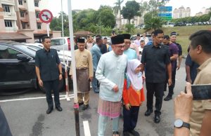 Anwar solat Jumaat di Surau Putra Al-Amin, Presint 8, Putrajaya