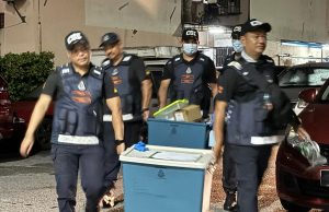 Polis bawa keluar dua peti selepas periksa rumah di Apartmen Idaman