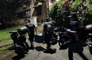 Anggota forensik PDRM periksa setiap rumah di Blok R
