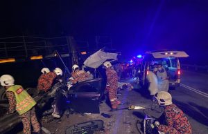 Tiga beranak maut kereta bertembung treler