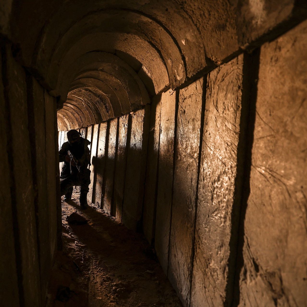 Askar Israel mula pam air laut ke dalam terowong