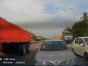 Brek gagal berfungsi punca lori rempuh kereta di lampu isyarat