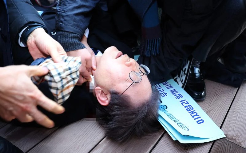 Pemimpin pembangkang Korea Selatan ditikam di leher