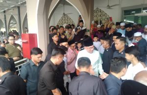 Anwar solat Jumaat di Masjid Al-Firdaus, Bandar Baru Selayang
