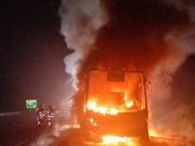 Bas bawa 28 pelancong terbakar, seorang rentung