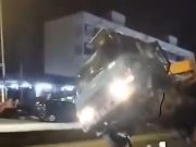 Kereta remuk dihempap kren