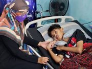 Terpaksa ikat perut demi susu anak Suhaili cuba berbual dengan Aqeef yang terlantar akibat jangkitan kuman pada otak menyebabkan dia terpaksa bergantung sepenuhnya pada susu yang diberikan melalui tiub sejak dua bulan lalu.