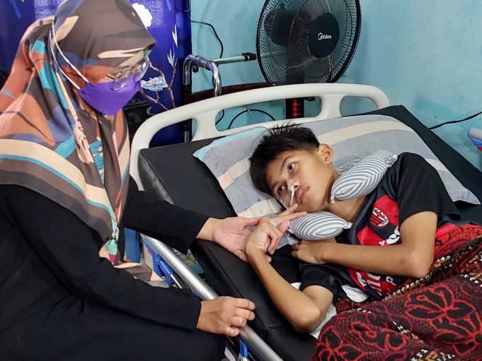 Suhaili cuba berbual dengan Aqeef yang terlantar akibat jangkitan kuman pada otak menyebabkan dia terpaksa bergantung sepenuhnya pada susu yang diberikan melalui tiub sejak dua bulan lalu.