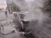 Sebuah kereta MPV hangus terbakar di DUKE