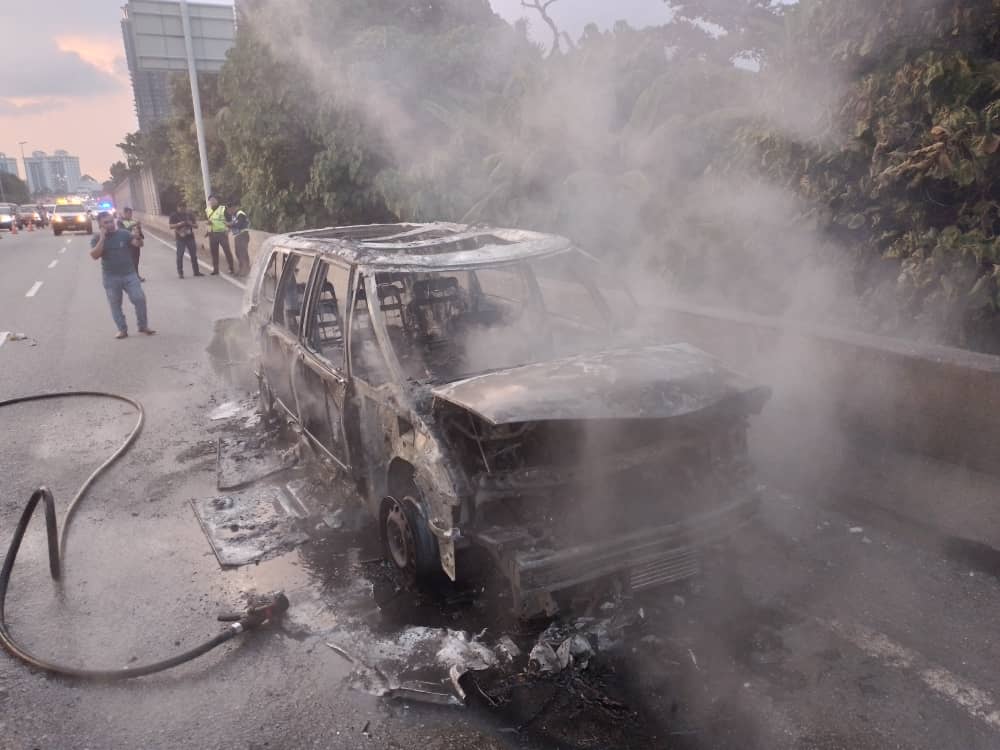 Sebuah kereta MPV hangus terbakar di DUKE