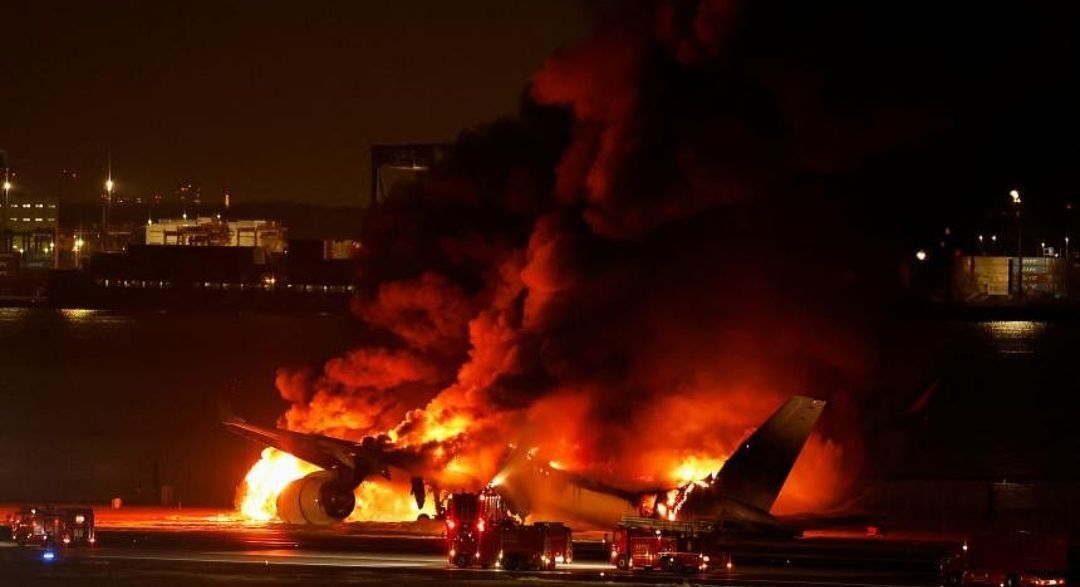 Pesawat terbakar ketika mendarat di Tokyo