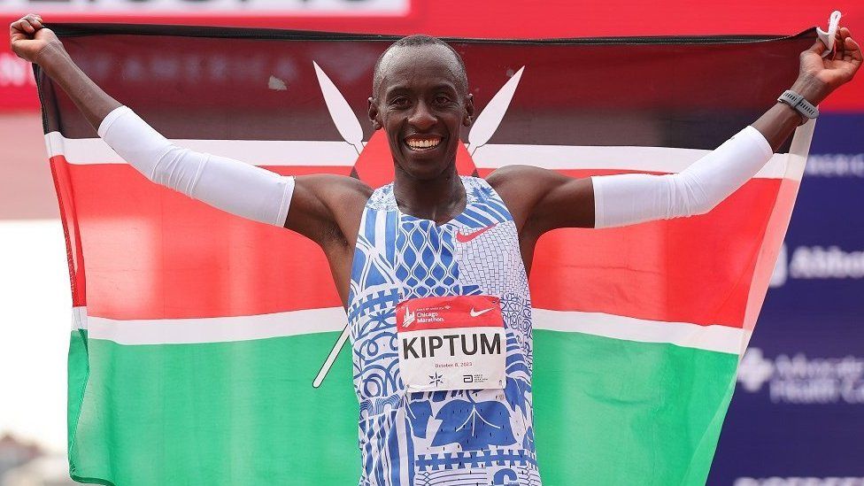 Pemegang rekod dunia maraton terbunuh dalam nahas di Kenya