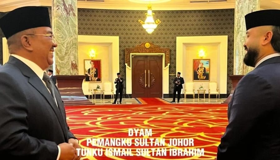 TMJ, Sanusi mesra bertemu di Istana Negara