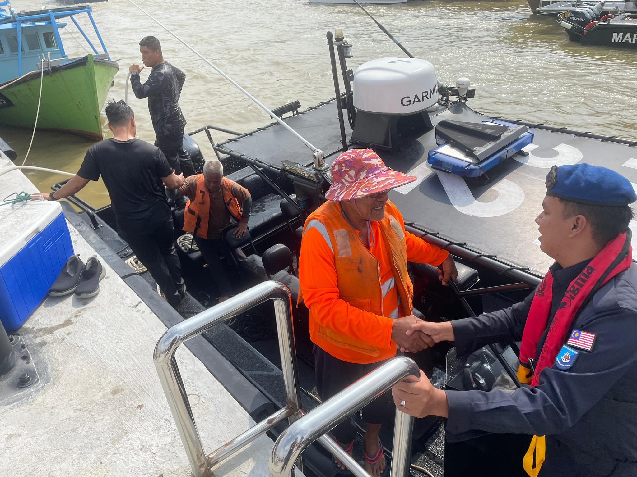 Polis Marin selamatkan tiga mangsa bot karam Polis Marin selamatkan tiga mangsa bot karam