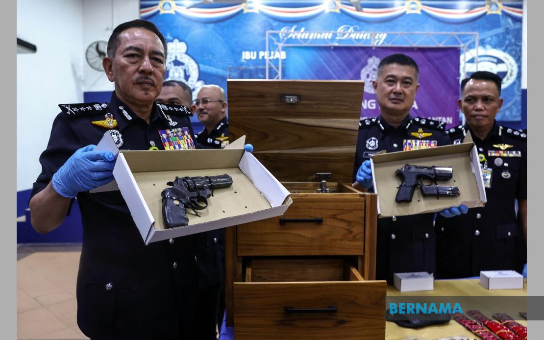 Lelaki ditahan ubah suai meja jadi tempat simpan pistol