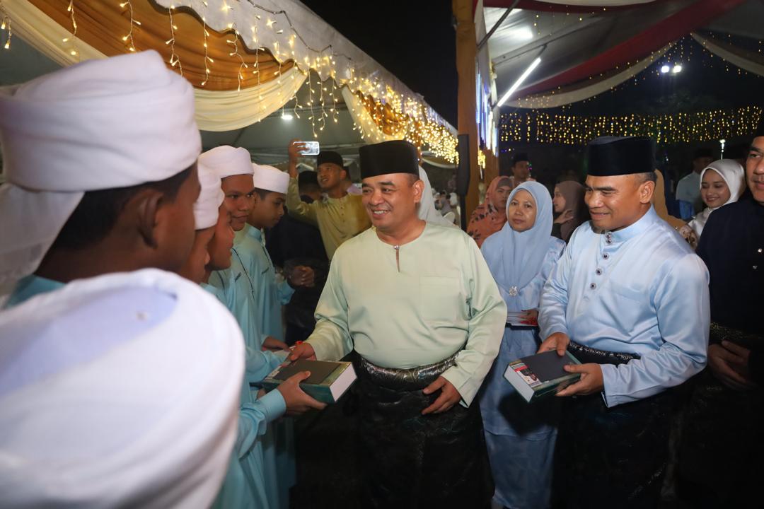 Tan Sri Muhammad Hafizuddeain menyerahman sumbangan kepada golongan Asnaf dan ahli keluarga anggota tentera di Majlis Barbuka Puasa Tentera Darat Malaysia di Kem Perdana Sungai Besi malam tadi.