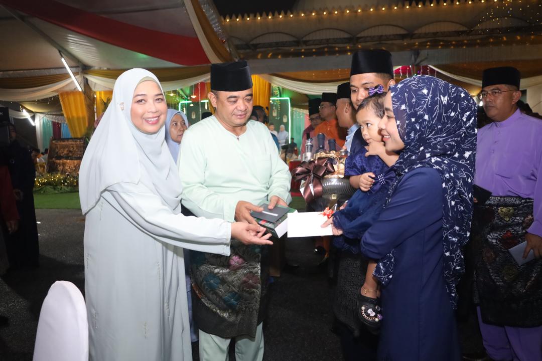 Tan Sri Muhammad Hafizuddeain menyerahman sumbangan kepada golongan Asnaf dan ahli keluarga anggota tentera di Majlis Barbuka Puasa Tentera Darat Malaysia di Kem Perdana Sungai Besi malam tadi.