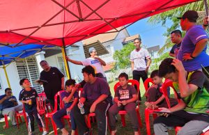 Penduduk bantu gunting rambut pelajar sekolah