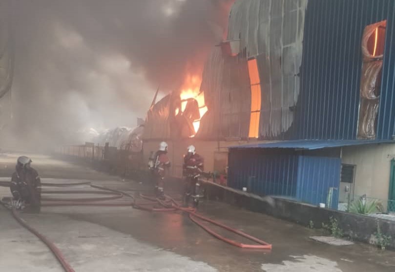 Lapan kilang di Kg Baru Sg Buloh musnah dalam kebakaran