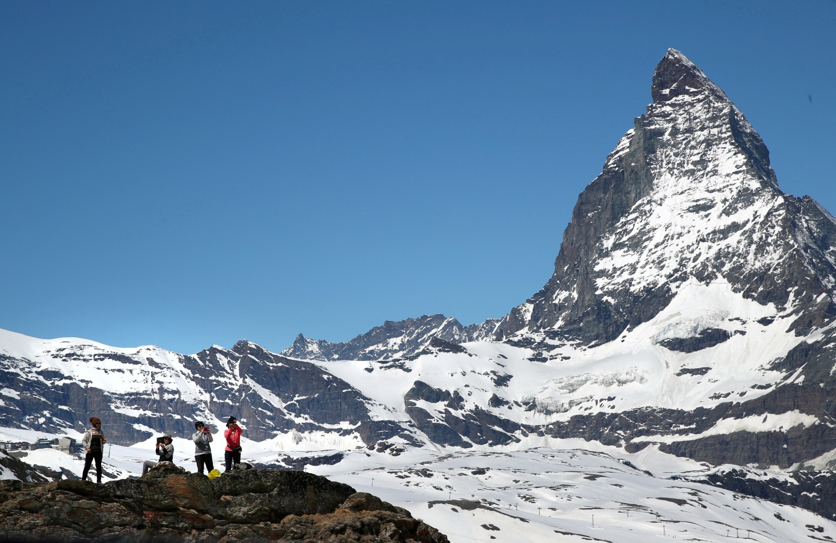 Enam pemain ski hilang di Alps