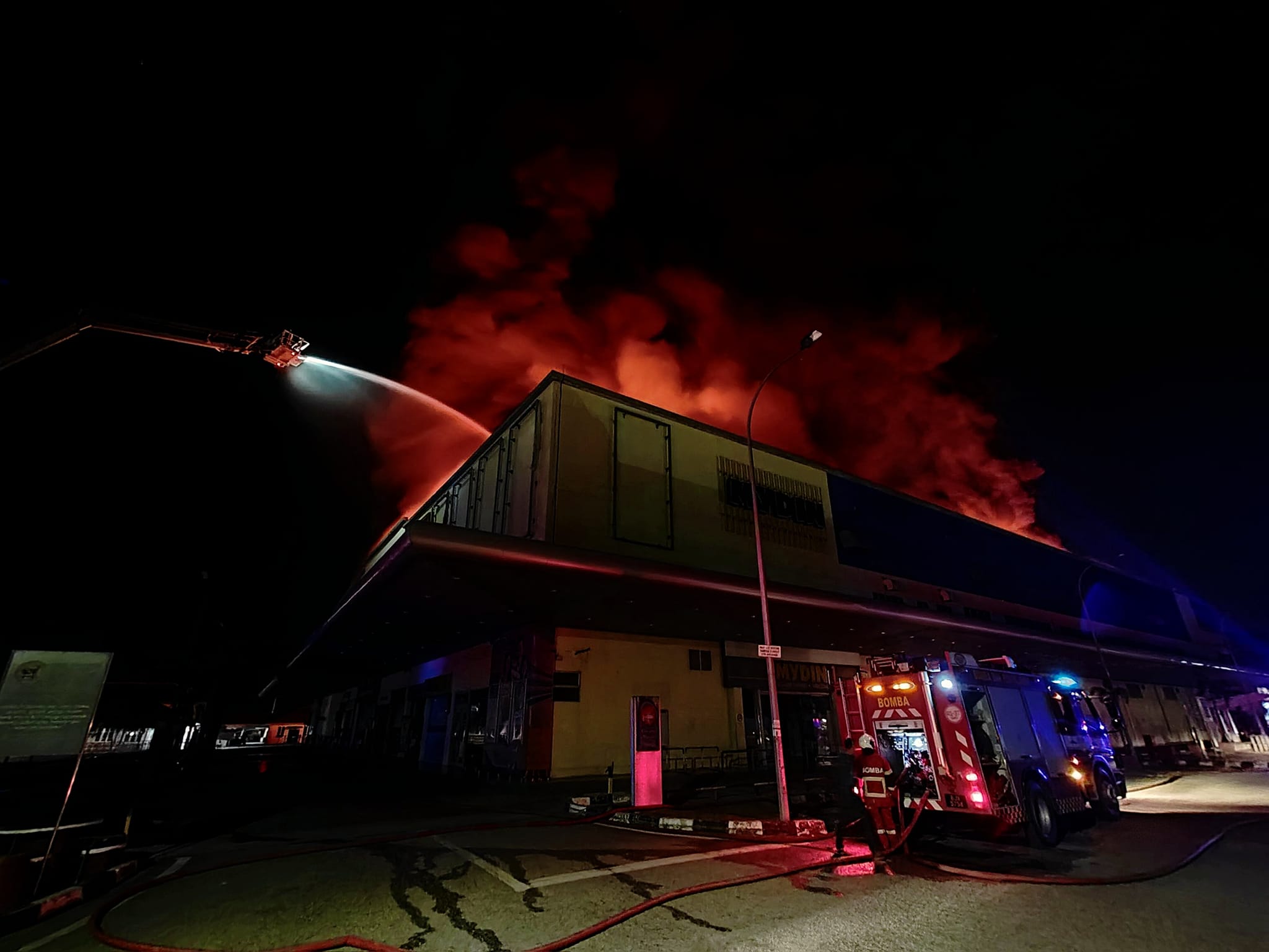 Mydin Manjoi terbakar: Pengunjung, pekerja sempat keluar sebelum api marak