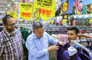 Yayasan PEKEMA ceriakan 250 anak asnaf dan tahfiz beli pakaian raya