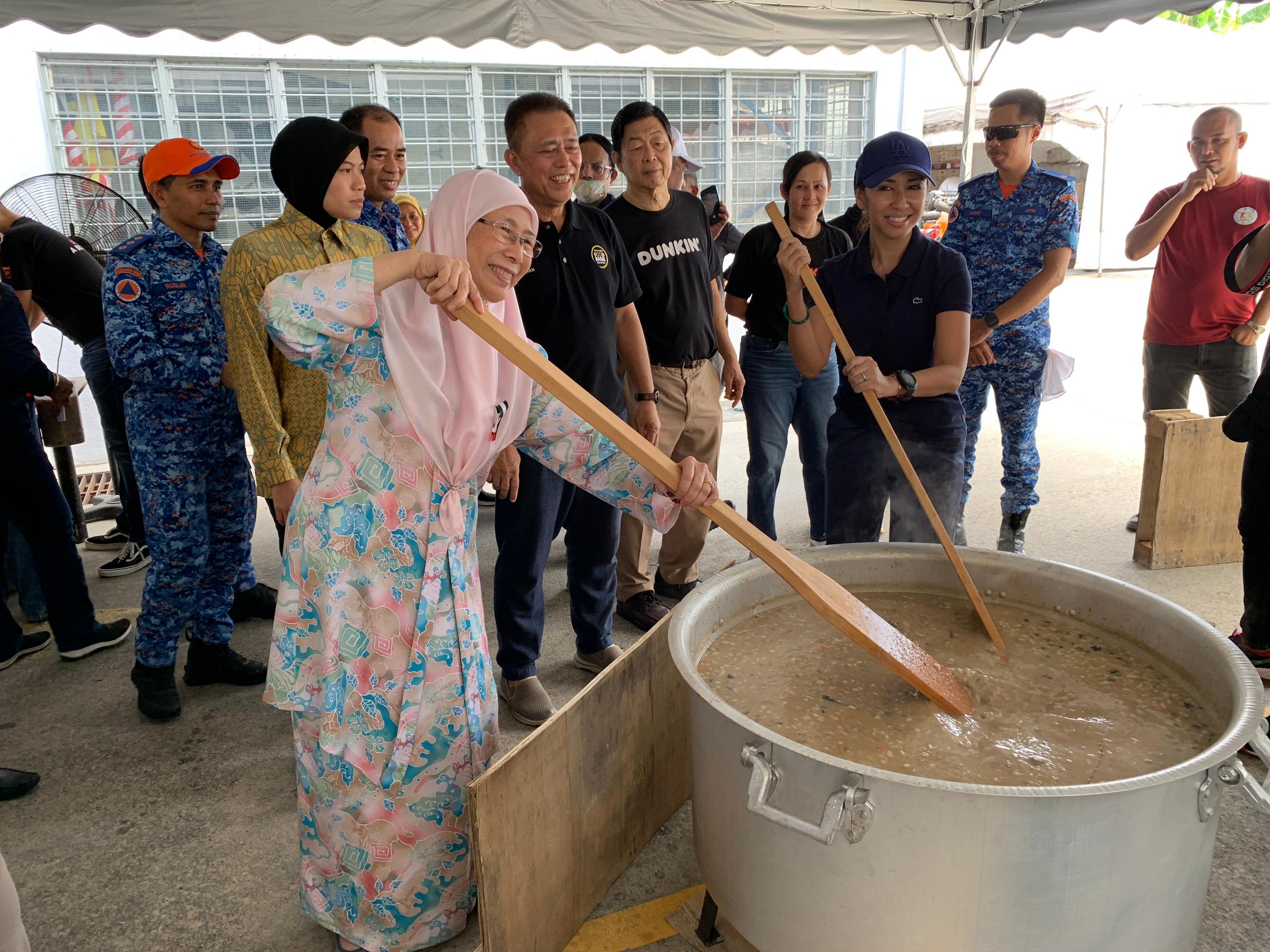 Yayasan Food Bank Malaysia agih bubur lambuk