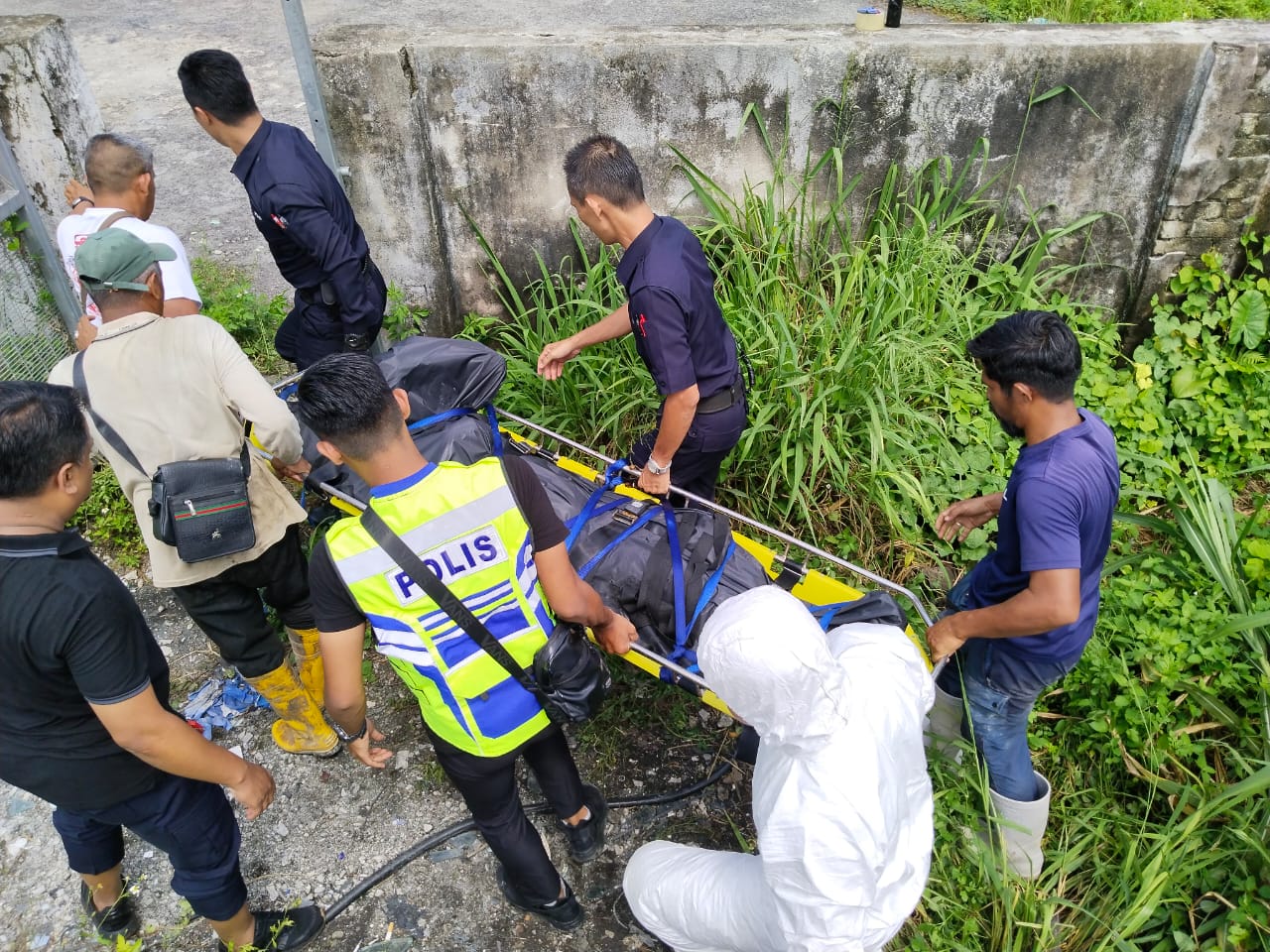 Mayat tersangkut pada tiang paip air di Sungai Klang