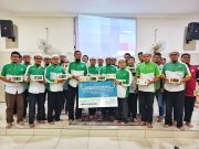 Pemuda Pas serah bonus, kuih raya kepada guru
