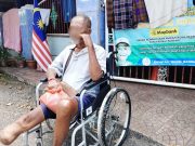 Warga emas berkerusi roda ditinggalkan depan rumah orang tua