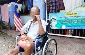 Warga emas berkerusi roda ditinggalkan depan rumah orang tua