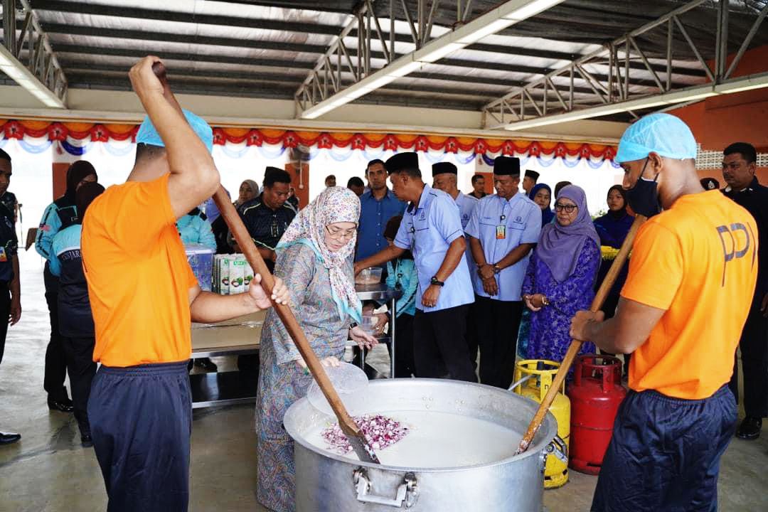 Tengku Ampuan Pahang masak bubur lambuk bersama penghuni penjara