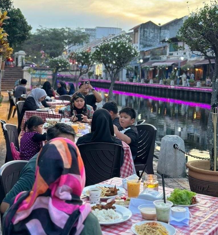 Berbuka konsep bufet di tepi Sungai Melaka